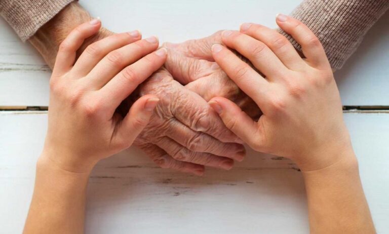 Τι περιλαμβάνει το νομοσχέδιο για την Ανακουφιστική Φροντίδα που κατατέθηκε στη Βουλή