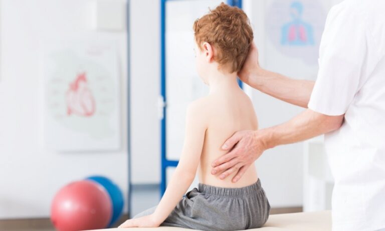 Σκολίωση: Πώς αντιμετωπίζεται αποτελεσματικά