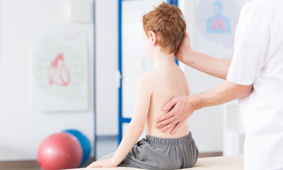 Σκολίωση: Πώς αντιμετωπίζεται αποτελεσματικά