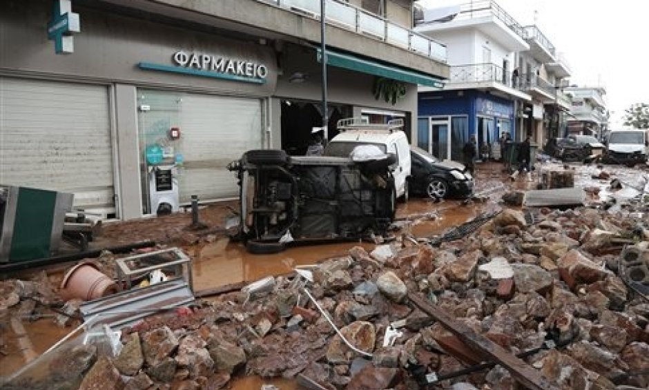 Η κακοκαιρία στη Μάνδρα κατέστρεψε και πολλά φαρμακεία