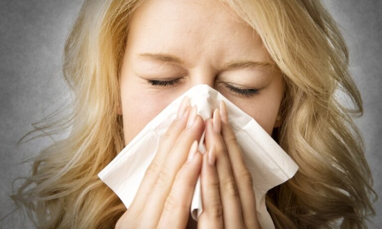 Πότε το φτάρνισμα οφείλεται σε αλλεργία και όχι σε ίωση;