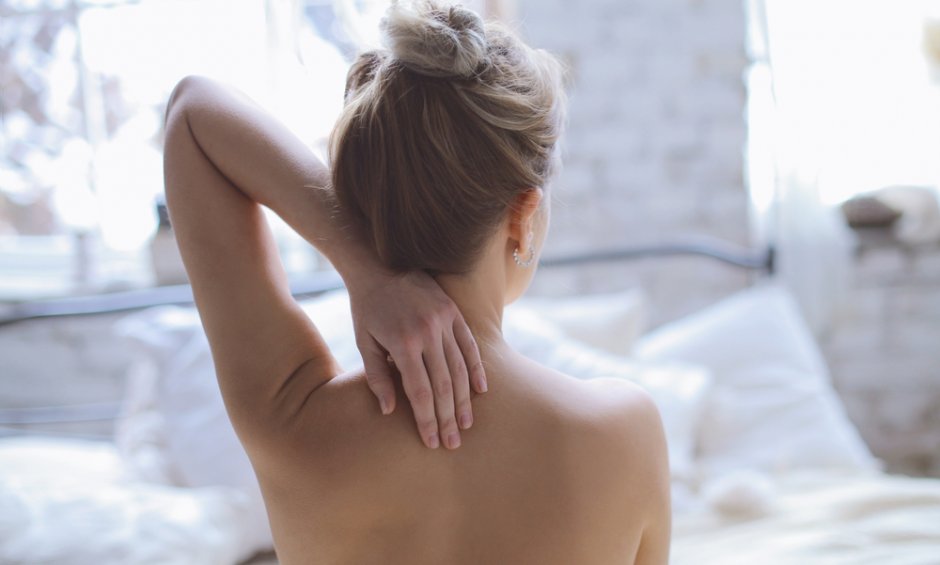 Πού μπορεί να οφείλεται η επίμονη φαγούρα στη μέση της πλάτης;