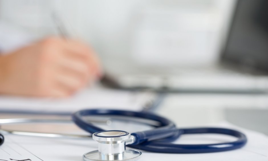 Πρόσβαση ανασφάλιστων πολιτών: ποιοι βάζουν εμπόδια και γιατί;