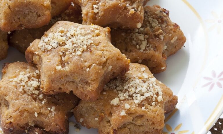 Τι επιπτώσεις έχουν στα δόντια μας τα χριστουγεννιάτικα εδέσματα;