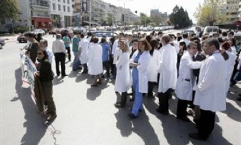 Γιατροί ΕΣΥ: Απειλούν με απεργίες σε νέα μείωση μισθών