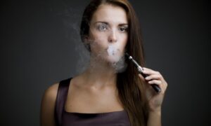Ηλεκτρονικό τσιγάρο: Η πλειοψηφία των ατμιστών έχει διακόψει το κάπνισμα