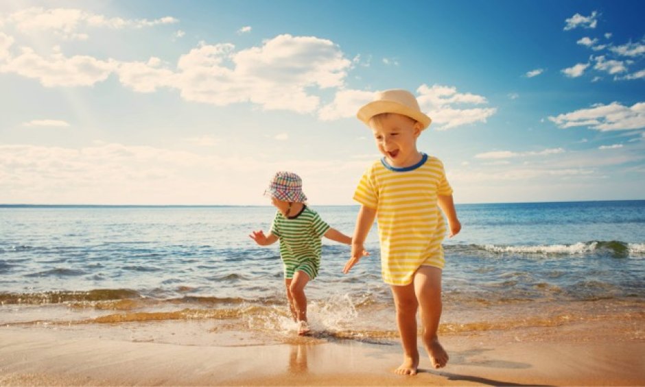 Ο παιδίατρος Κίμων Παπαλουκάς (METROPOLITAN) συμβουλεύει: Πώς να προστατεύσετε τα παιδιά από τον ήλιο!