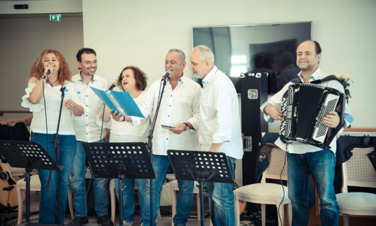 H Pfizer Hellas Band κοντά στους ηλικιωμένους συνανθρώπους μας στην Καλαμάτα