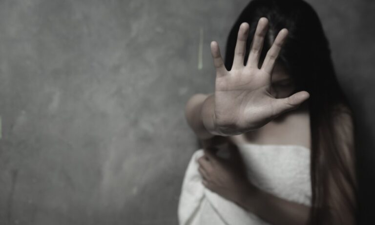 Oι πρώτες κινήσεις που πρέπει να κάνει μία γυναίκα που έχει πέσει θύμα βίας