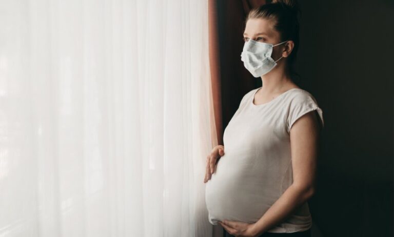 ΕΚΠΑ: Τα αντισώματα της μητέρας έναντι του κορονοϊού μεταφέρονται διαπλακουντιακά στο έμβρυο