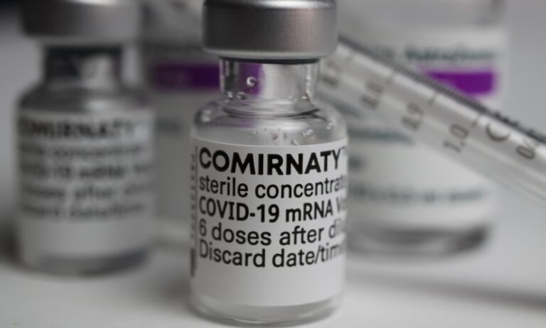 Ο EMA συνιστά την έγκριση ενισχυτικών δόσεων του Comirnaty από τα 12 έτη