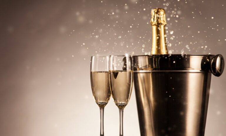 Πώς να ανοίξετε τη σαμπάνια την Πρωτοχρονιά για να μη σας κτυπήσει ο φελλός στο μάτι