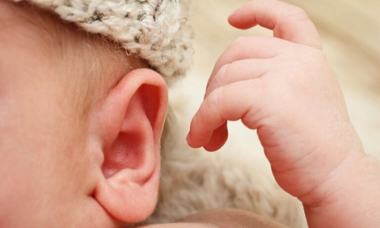 Ωτίτιδα: Ποια συμπτώματα μας προειδοποιούν για να πάμε στον παιδίατρο