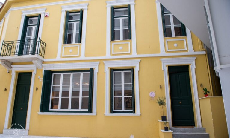 Ο ΜΚΟ «ΜΑΝΑ» #ΜενειΣπίτι και προσφέρει online υπηρεσίες