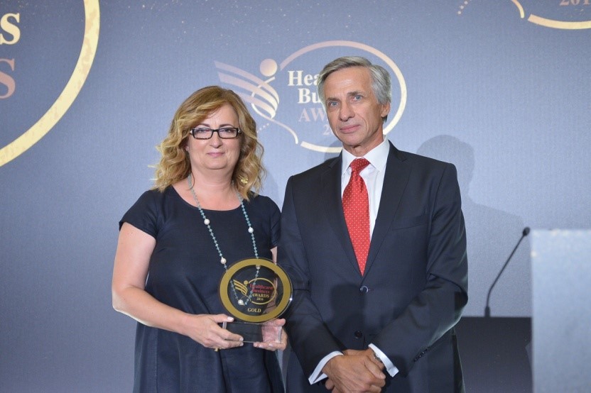 H στιγμή της βράβευσης της Θάλειας Τσαχαλίνα από τον Πρόεδρο του Συνδέσμου Φαρμακευτικών Επιχειρήσεων Ελλάδας και Διευθύνοντα Σύμβουλο της AbbVie κος Πασχ. Αποστολίδης H στιγμή της βράβευσης της Θάλειας Τσαχαλίνα από τον Πρόεδρο του Συνδέσμου Φαρμακευτικών Επιχειρήσεων Ελλάδας και Διευθύνοντα Σύμβουλο της AbbVie κος Πασχ. Αποστολίδης