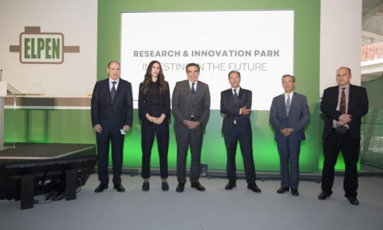 Μαργαρίτης Σχοινάς και Adrian Van Den Hoven  στο εργοστάσιο της ΕΛΠΕΝ!