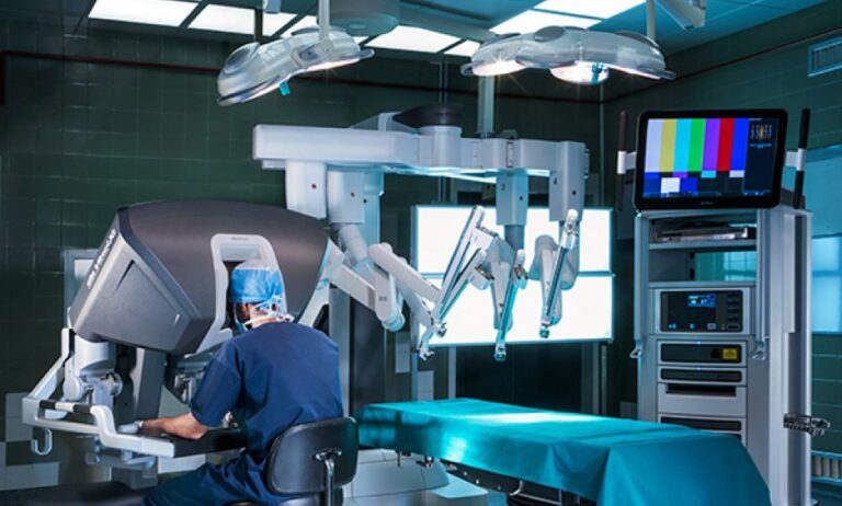 ΥΓΕΙΑ: H 1η στην Ελλάδα ρομποτική επέμβαση για καρκίνο ωοθήκης με το τελευταίας γενιάς Σύστημα DaVinci Xi